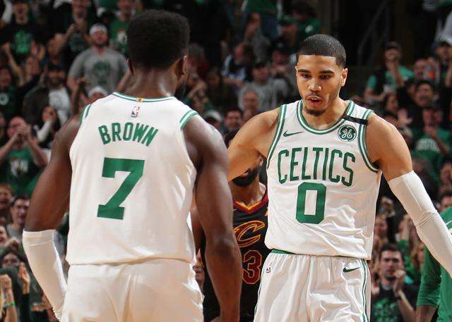 一名爆头型 一名爆头型